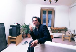 El escritor chileno Roberto Bolaño en su estudio en Sitges (Cataluña). Años 90.